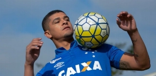 Recuperação física e poucos jogos deixam Denílson com futuro indefinido no Cruzeiro