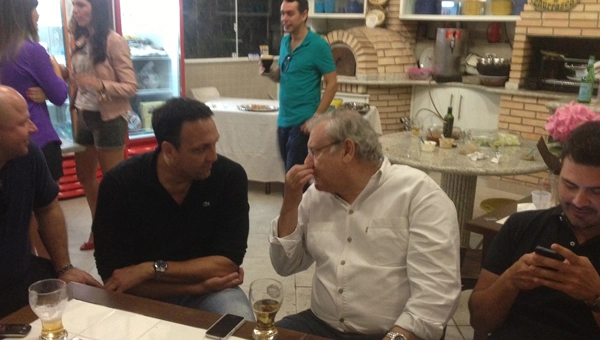 Pampa, de camisa preta, conversa com Milton Neves.