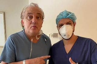 No dia em que deixou a UTI, ao lado de seu médico. Foto: Reprodução/Twitter