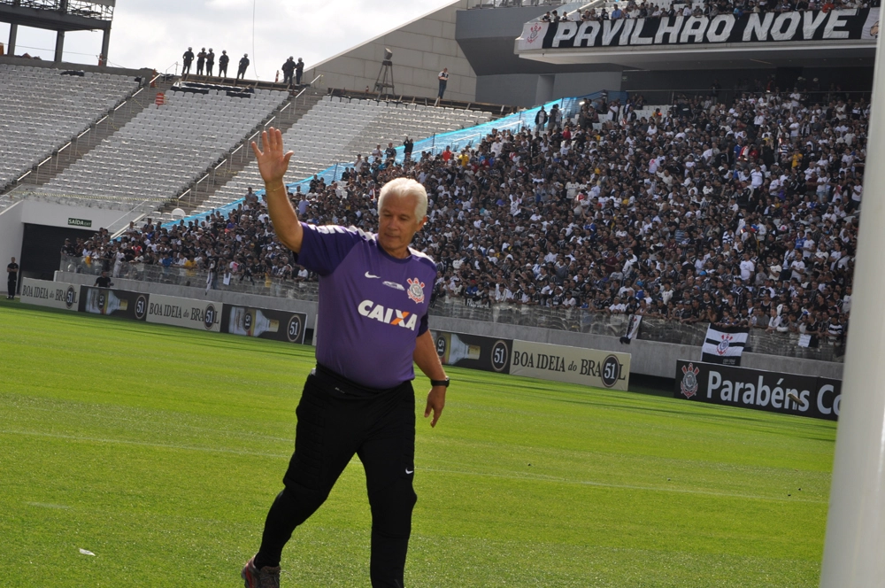 Leão, saudando o público, em 10 de maio de 2014, na Arena Corinthians. Foto: Marcos Júnior/Portal TT