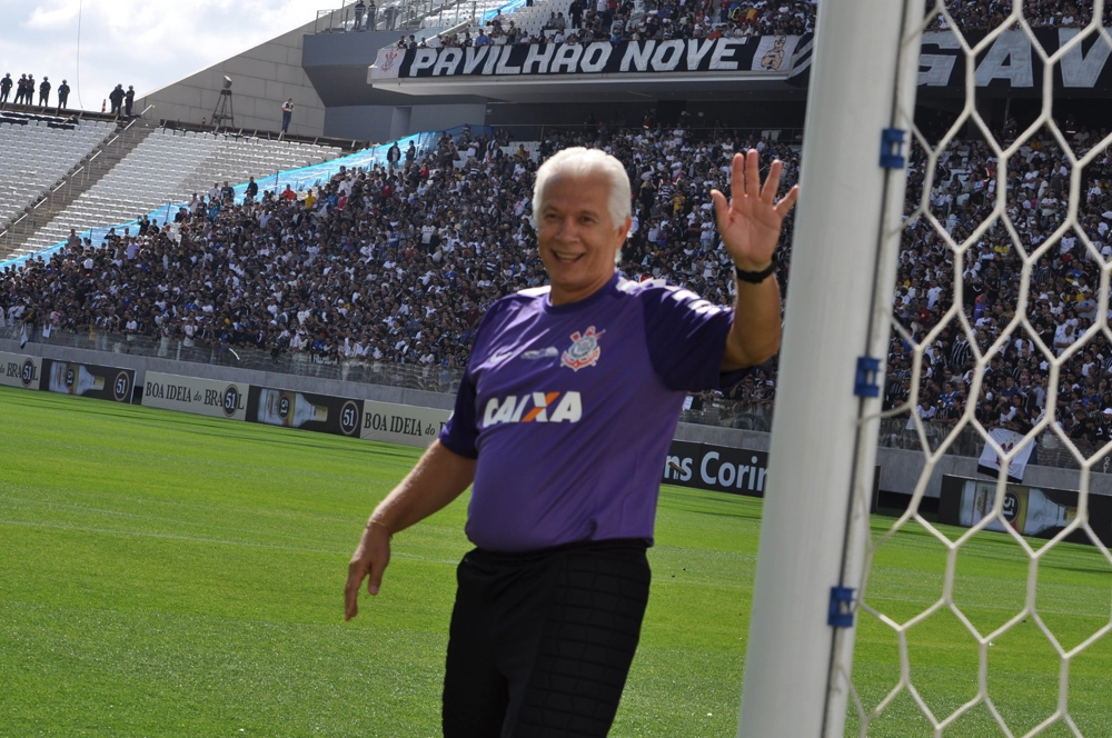 Leão, saudando o público, em 10 de maio de 2014, na Arena Corinthians. Foto: Marcos Júnior/Portal TT