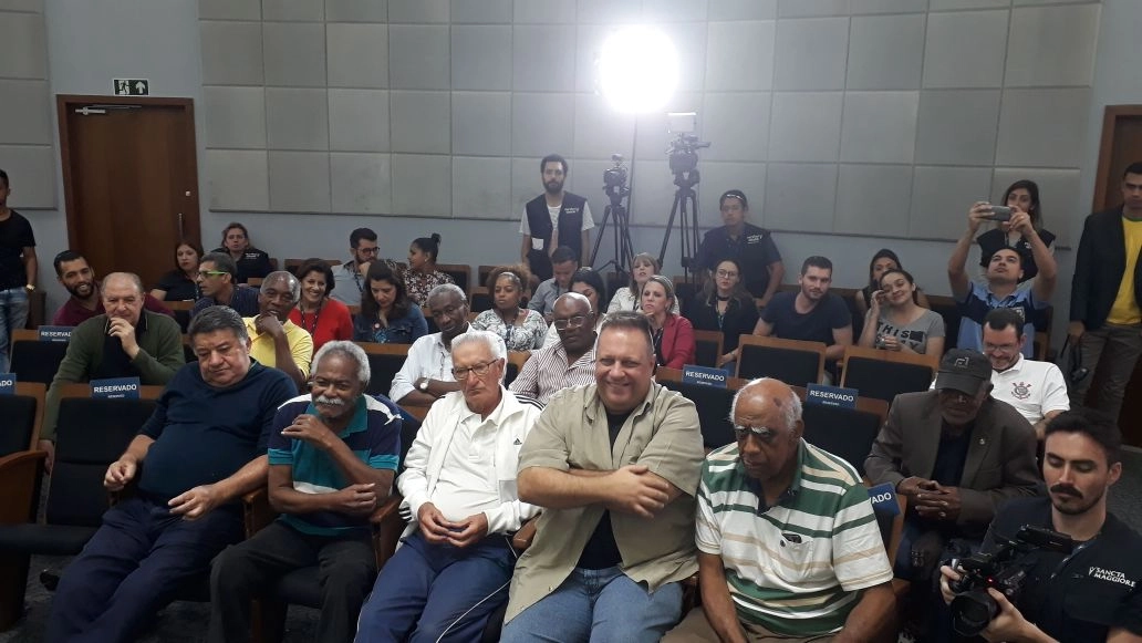 Craques reunidos em 2018. Na primeira fileira, da esquerda para a direita, veja Leivinha, Coutinho, Dudu, Jos&eacute; Calil e Meng&aacute;lvio. Na segunda fileira, tamb&eacute;m da esquerda para a direita, veja Gerald&atilde;o (de camisa amarela), Badeco, Deodoro e Dorval. Foto: Twitter de Jos&eacute; Calil