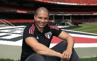 Alex assinou contrato de dois anos com o Tricolor. Foto: Rubens Chiri/saopaulofc.net