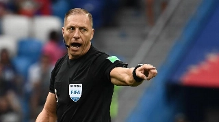 Néstor Pitana durante a partida entre Uruguai e França. Foto: Franck Fife/AFP