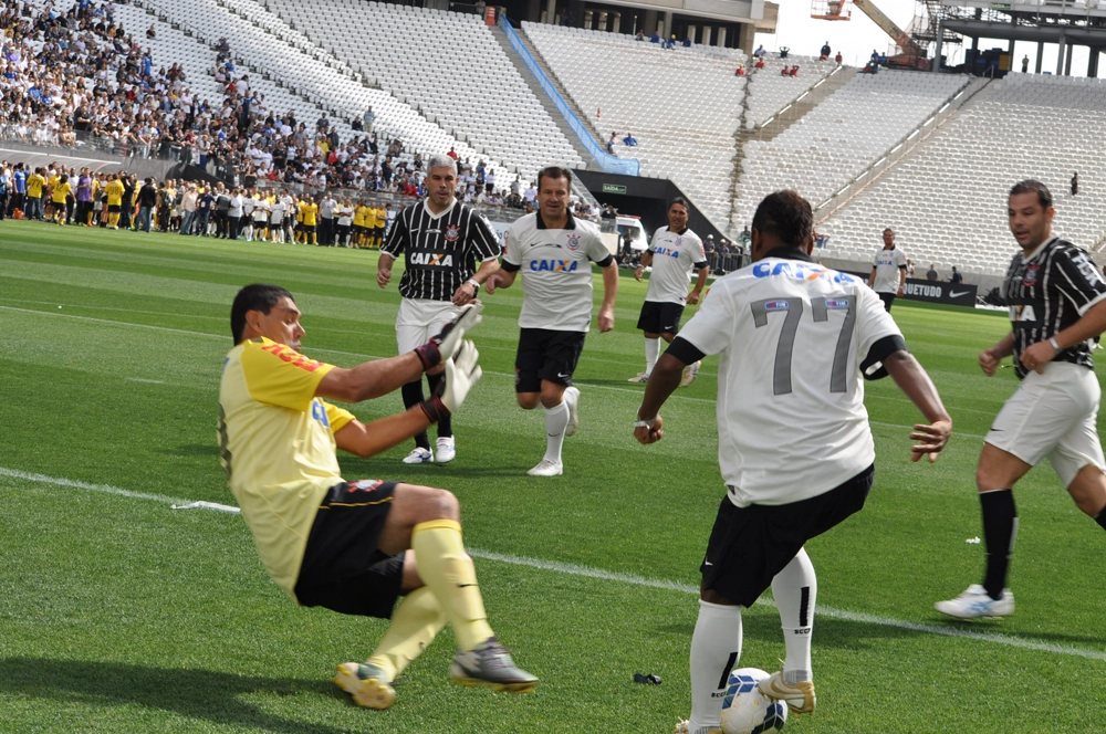 Edilson tentou, mas o goleiro Dagoberto evitou o gol. Dunga esperava o toque do 