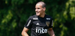 Igor Gomes foi levado para o hospital após choque com goleiro do Corinthians. Foto: Marcello Zambrana/AGIF/Via UOL