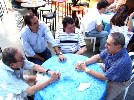 Um brinde à história do rádio, esse veículo de comunicação tão maravilhoso. Reunidos em uma mesa de bar para contar histórias de vida estão, em sentido horário, o corintiano Geraldo Blota, o corintianíssimo Pedro Luiz Ronco, o tricolor e ótimo repórter Geraldo Nunes, que sobrevoa São Paulo há anos informando as condições do trãnsito da metrópole, e o corintiano e grande jornalista Joseval Peixoto