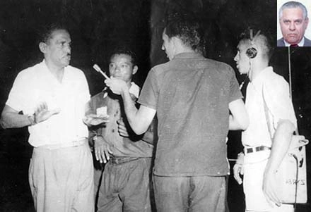 A foto que você vê acima é de 1957. Joseval é o último à direita. Ele acompanha o repórter Antonio Macca, que também era comentarista e entrevistava um diretor da Prudentina. Entre eles, estava um representante da Federação Paulista. 