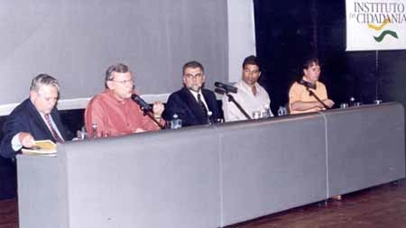 Da esquerda pra direita: Joseval Peixoto, Milton Neves, Paulo Saab, Raí e uma pessoa não identificada. O ano é 2003. Na ocasião, Milton Neves e Raí foram convidados para dar uma palestra na Fundação Getúlio Vargas
