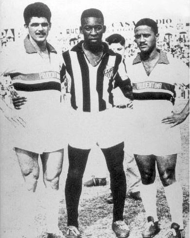 Siquieres, Pelé (com chuteiras furadas) e Diamante. Naquele dia de outubro de 1958, Prudentina e Santos empataram por 3 a 3 em partida amistosa. Atrás de Pelé e Diamante estava Joseval Peixoto, então repórter da Rádio Presidente Prudente