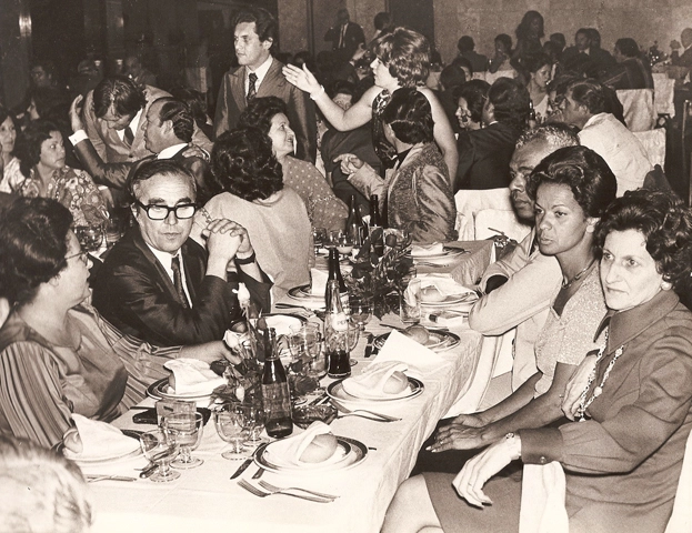 Festa do 32º aniversário em dezembro de 1973. Olhando para a direita, o grande Joseval Peixoto (de pé) 