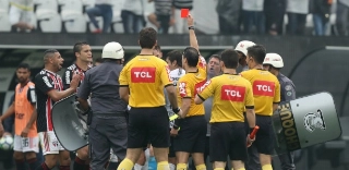 Araos é expulso no fim do primeiro tempo. Foto: Leonardo Benassatto/Reuters/Via UOL