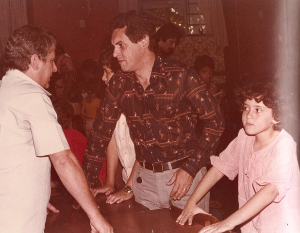 Festa de Natal de 1977. Carlos Aymard conversando com Joseval Peixoto