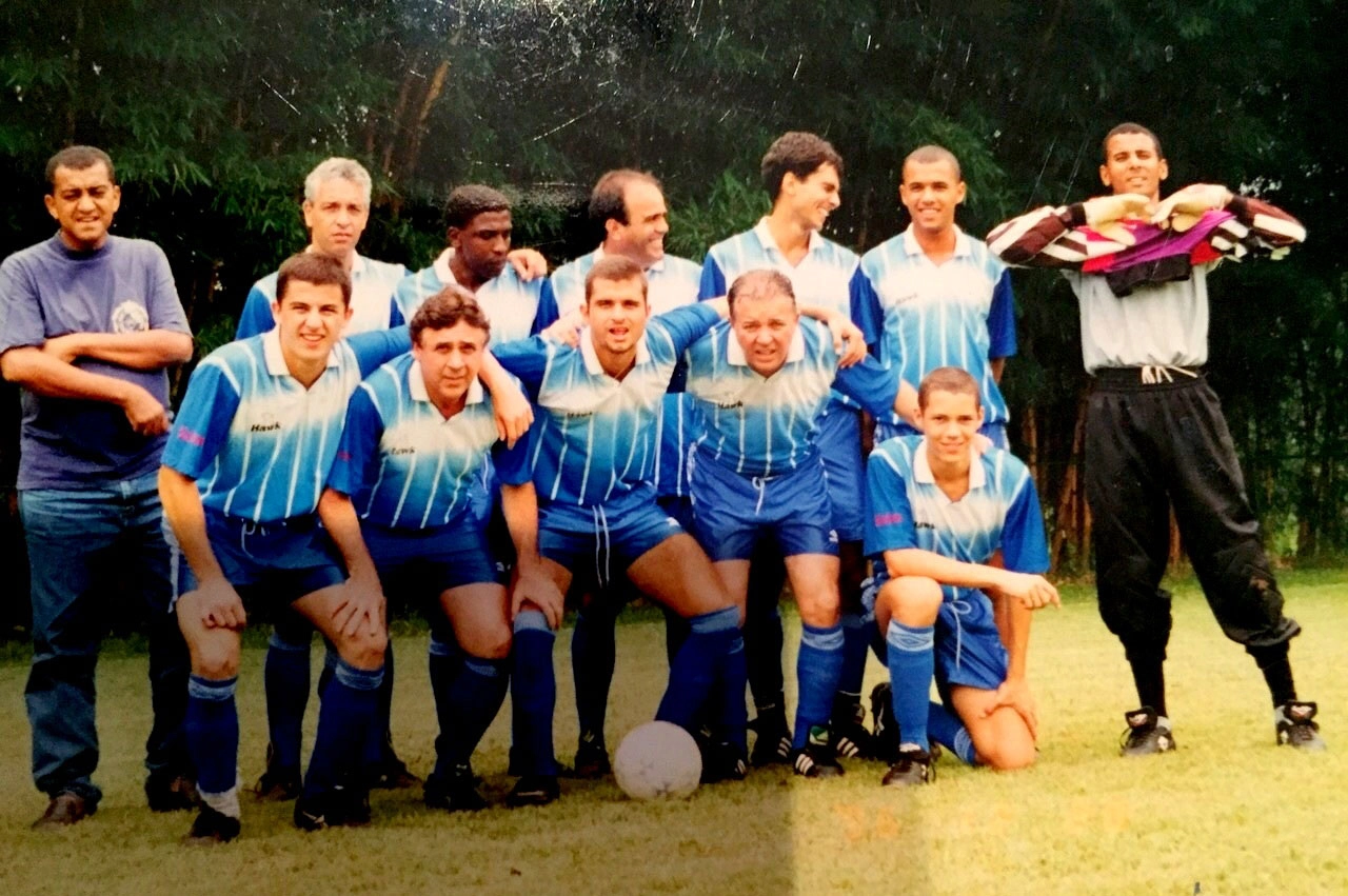 Veteranos. Da esquerda para a direita, em pé: Paulo Isidoro (ex-Atlético-MG e Santos) é o terceiro e Vinício é o quarto. Agachados: Humberto Ramos (ex-Atlético-MG e Grêmio) é o segundo, Marcus Vinicius (ex-Atlético-MG) é o quarto e Ricardo (ex-Cruzeiro) é o quinto. Foto: Arquivo pessoal