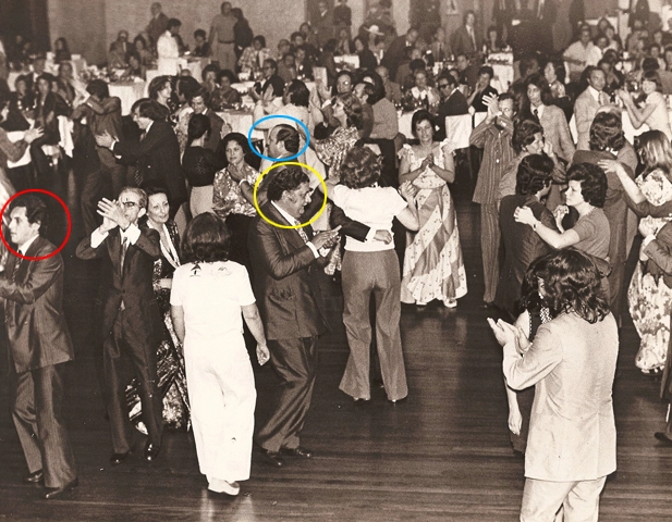 Festa do 32º aniversário em dezembro de 1973. Joseval Peixoto o primeiro à esquerda (com círculo vermelho), Ênnio Rodrigues ao fundo se divertindo (com círculo azul) e Otávio Munis ao centro do salão batendo palmas (com círculo amarelo)