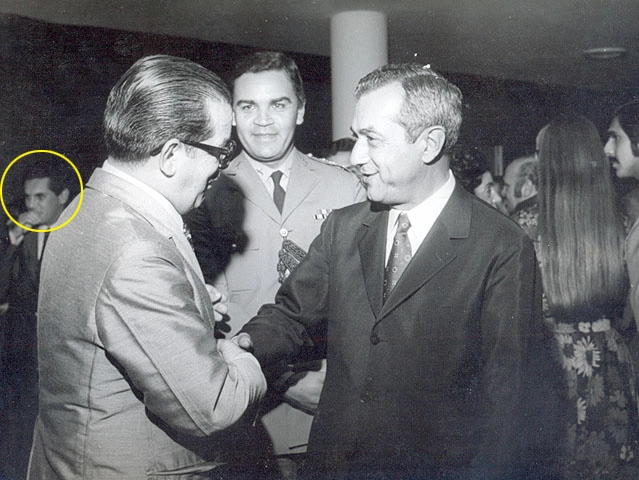 Na foto, Emílio Colella e Laudo se cumprimentam. Ao fundo Joseval Peixoto (com círculo amarelo)