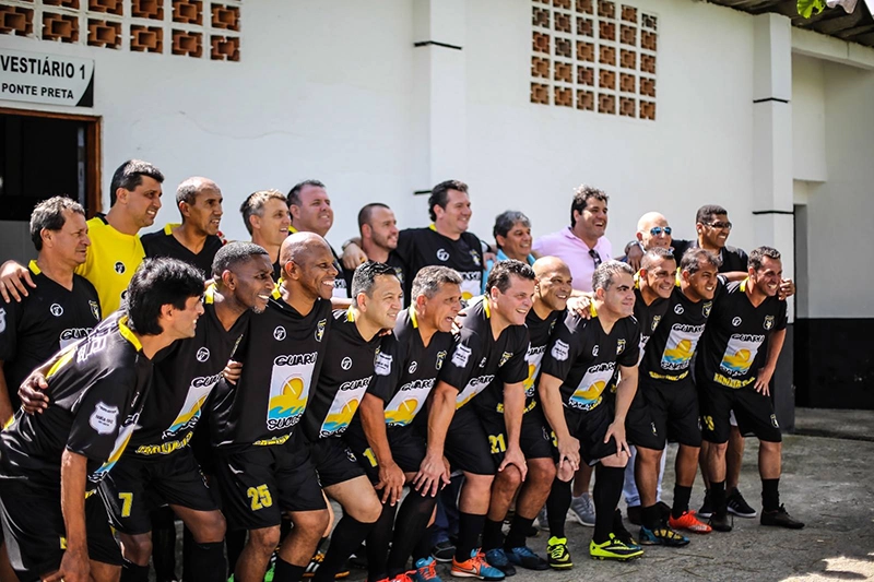 Dia 6 de novembro de 2016, no campo da Ponte Preta de Guarujá, o primeiro encontro de ídolos do Santos dos anos 90 organizado pela Associação Família 1912. Da esquerda para a direita, em pé: Robson Agondi, o árbitro da partida, Pedro Paulo, Darci, Marcelo Fernandes, Zé Renato, Ranielli, Marcelo Veiga, Marco Arroio, Marcoleti Siqueira e Narciso. Agachados: Índio, Almir, Luizinho, Paulinho Kobayashi, Guga, Paulinho McLaren, Demetrios Gladiador, Orlando Rollo, Silva, Marcelo Passos e Alexandre. Créditos de fotos: Panela Velha Filmes. Foto enviada por Wesley Miranda