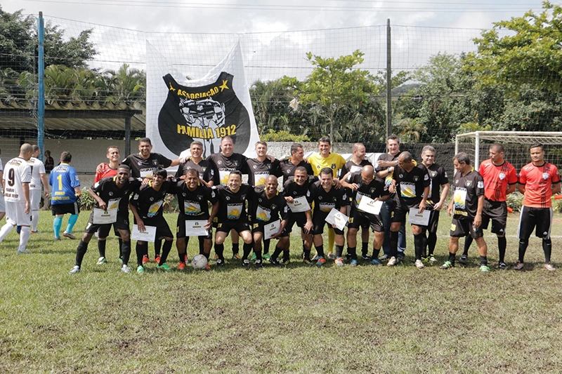 Dia 6 de novembro de 2016, no campo da Ponte Preta de Guarujá, o primeiro encontro de ídolos do Santos dos anos 90 organizado pela Associação Família 1912. Da esquerda para a direita, em pé: Narciso, Guga, Marcelo Fernandes, Darci, Alexandre, Robson, Zé Renato, Ranielli e Orlando Rollo. Agachados: Almir, Índio, Marcelo Passos, Paulinho Kobayashi, Luizinho, Silva, Paulinho McLaren, Demetrios Gladiador e Pedro Paulo. Foto enviada por Wesley Miranda