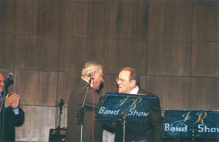 Joseval Peixoto e Geraldo Blota ao centro se cumprimentando