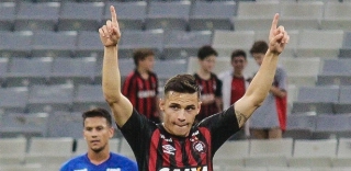 Raphael Veiga comemora um dos gols do Atlético contra o Cruzeiro. Gabriel Machado/AGIF/Via UOL