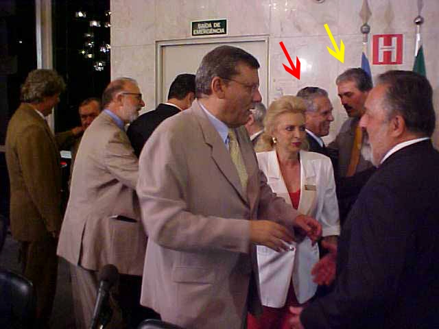 Milton Neves (ao centro) vai de encontro a Luis Álvaro (primeiro à direita). Ao fundo, Joseval Peixoto (com seta vermelha) conversa com Dr. Catta-Preta (com seta amarela)