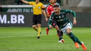 Raphael Veiga, decisivo na rodada passada, briga por um lugar no time do Palmeiras
