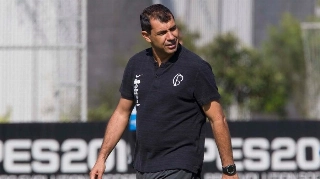 Carille volta a contar com Manoel e Vagner Love, mas &eacute; obrigado a improvisar na lateral direita
