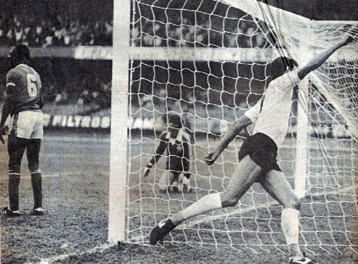 Sócrates comemora o gol da vitória corintiana por 2 a 1 sobre o Palmeiras, em 7 de setembro de 1980. Ao fundo, Beto Fuscão e o goleiro Gilmar lamentam. Foto retirada do blog Tardes de Pacaembu
