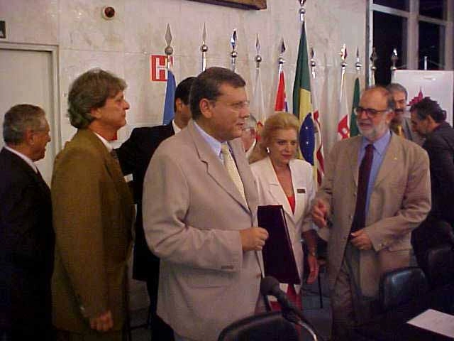 Joseval Peixoto (de perfil) é o primeiro à esquerda e ao fundo, Milton Neves (de terno cinza) está ao centro e Dr. Catta-Preta (com gravata amarela e à direita) conversa com amigo