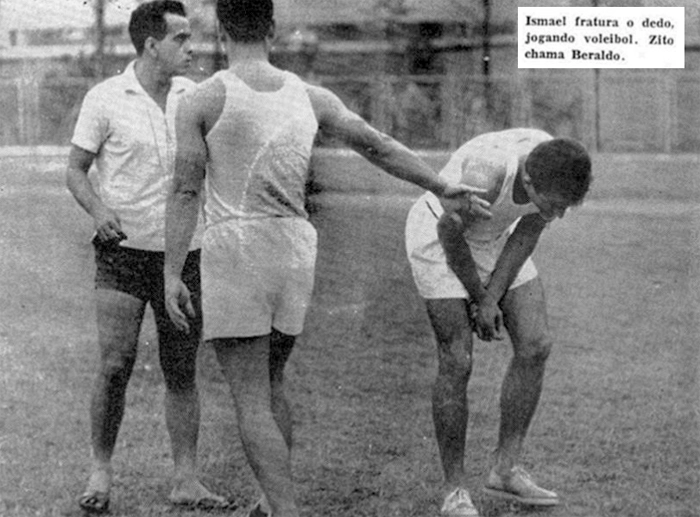 Em um treino santista nos anos 60, o lateral Ismael, que jogava vôlei com seus companheiros, fraturou o dedo. Na imagem, o massagista Beraldo chega para ajudá-lo, enquanto Zito observa. Foto retirada do blog Tardes de Pacaembu 