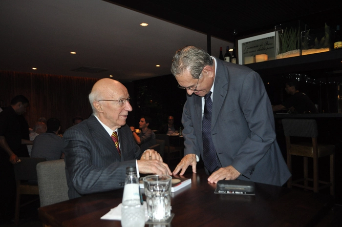 Claudio Carsughi autografa seu livro para o amigo e companheiro de Jovem Pan, Joseval Peixoto em 22 de outubro de 2012 na Sala Vip, em Moema, zona sul de São Paulo. Foto: Marcos Júnior/Portal TT