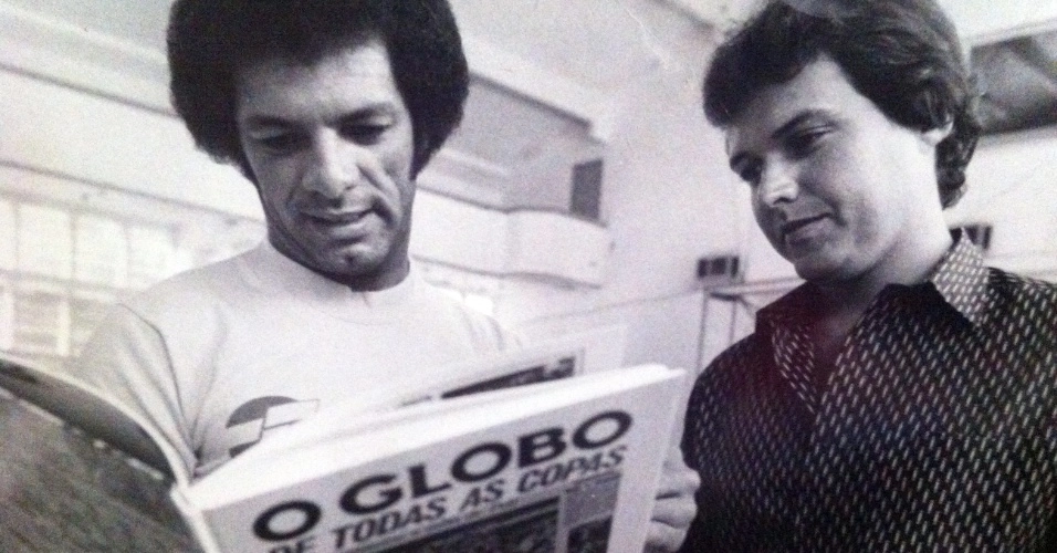 Nos anos 80, Júnior lê `O Globo´ao lado de Renato Mauricio Prado. Foto: Divulgação/UOL