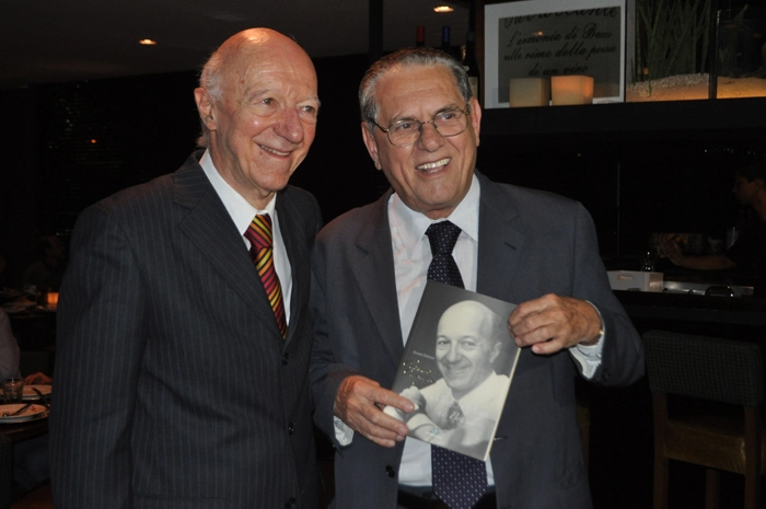 Carsughi e Joseval, muitos anos de convivência na Jovem Pan, no encontro que tiveram em 22 de outubro de 2012, ocasião do lançamento do livro 