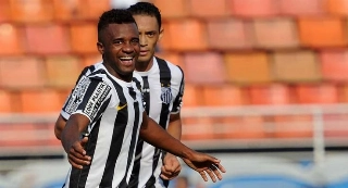 Cicinho atuou no Santos entre 2013 e 2015