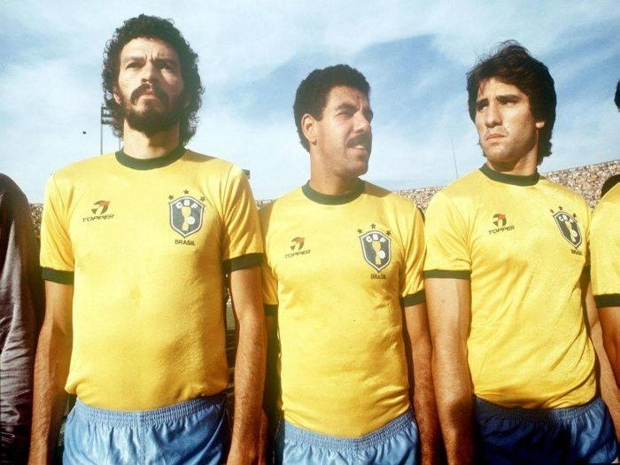 Hora do hino em jogo do Brasil em 1985. Sócrates, Toninho Cerezo e Renato Gaúcho