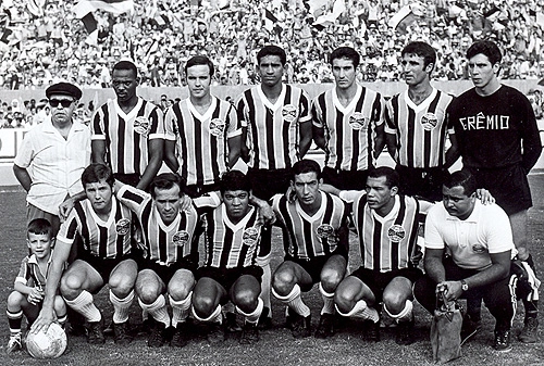 Em pé: Everaldo, Valdyr Espinosa, Jadir, Áureo, Ari Ercílio e Alberto. Agachados: Hélio Pires, João Severiano, Alcindo, Sérgio Lopes e Volmir. O mascote é Roberto Augusto Tomé, hoje jornalista esportivo de TV. 