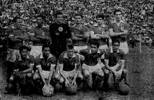 Um dos raros momentos de felicidade da torcida colorada entre o final da década de 1950 e o início da década de 1960 foi proporcionado por este time: a conquista do título gaúcho de 1961. Vemos em pé Ezequiel, Kim, Silveira, Ari Ercílio, Zangão e Sérgio Lopes e agachados Telmo, Alfeu, Sapiranga, Osvaldinho e Gilberto
