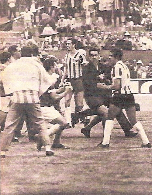 Imagem do primeiro Gre-Nal realizado no Beira Rio após a inauguração do estádio colorado. O clássico foi disputado em maio de 1969. Como se nota, o clima de paz reinou apenas até a bola começar a rolar. No meio do confronto generalizado que envolveu os jogadores é possível notar Everaldo, Urruzmendi, Sérgio Lopes, o goleiro Gainete e Tupãzinho
