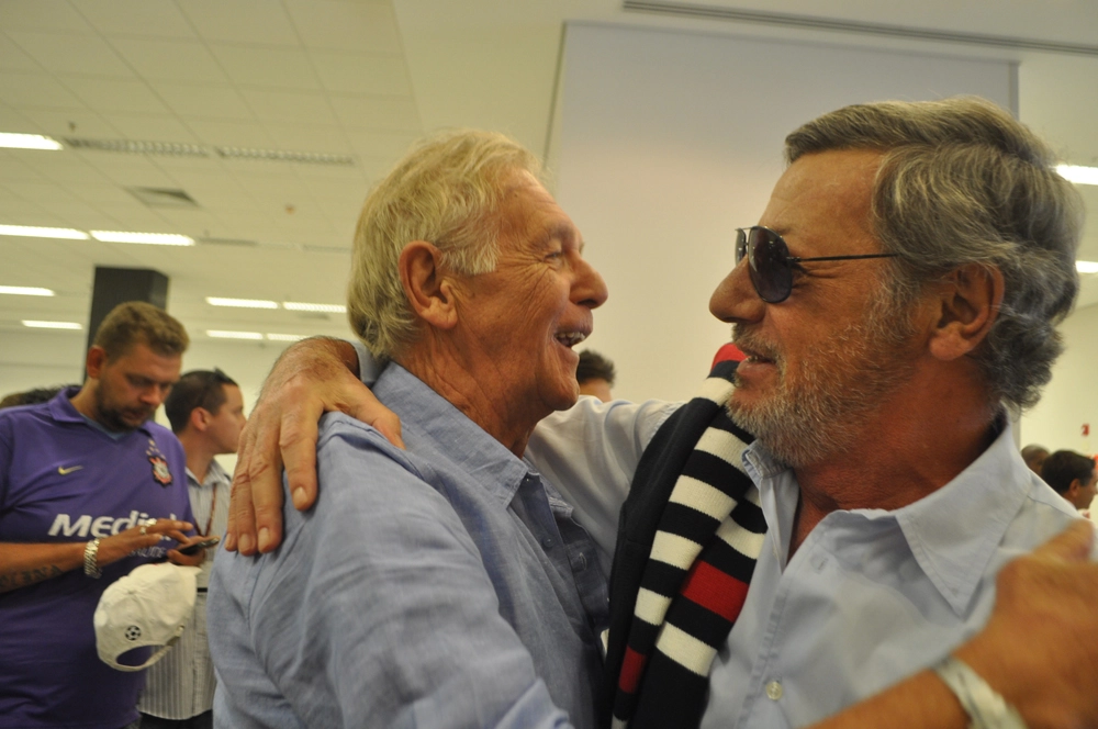 Encontro de Ado e Luíz Carlos Galter na Arena Corinthians, em 10 de maio de 2014. Foto: Marcos Júnior/Portal TT