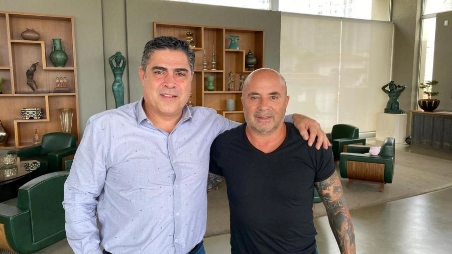 Sérgio Sette Câmara (presidente do Atlético-MG) e Jorge Sampaoli em 1º de março de 2020, dia em que o argentino foi anunciado como novo treinador do Galo. Foto: Twitter oficial de Sérgio Sette Câmara