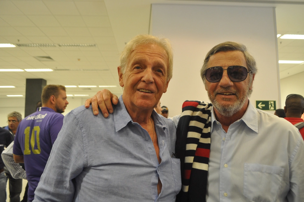 Encontro de Ado e Luíz Carlos Galter na Arena Corinthians, em 10 de maio de 2014. Foto: Marcos Júnior/Portal TT