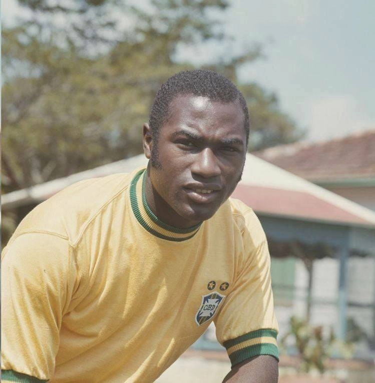 Veja Edu, no final dos anos 60, com a lindíssima camisa da seleção brasileira. Foto: ASSOPHIS