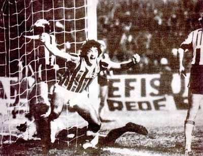 Após marcar na final da Libertadores de 1983. Foto: Reprodução