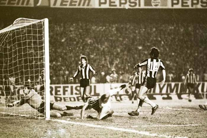 César, no chão, marcando o gol que deu a primeira Libertadores ao Grêmio. Foto: Reprodução