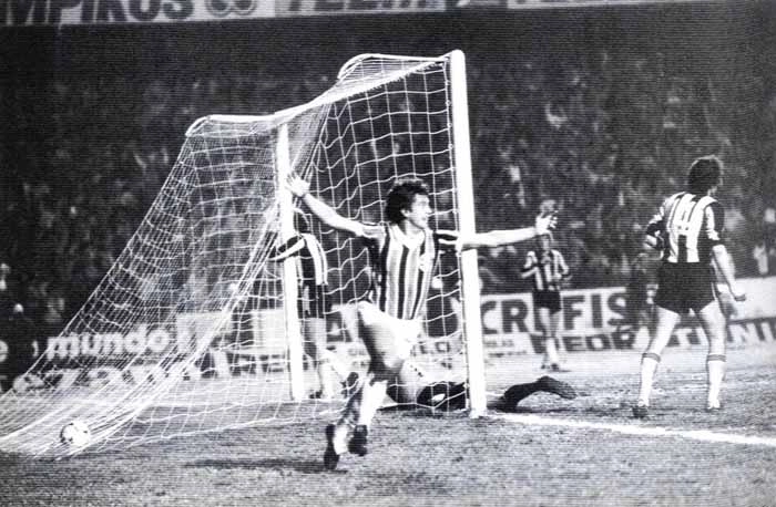 César após marcar o gol do título da Libertadores de 1983. Foto: Reprodução