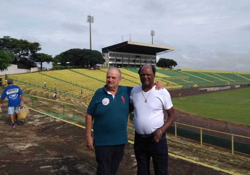 Tomires, ex-goleiro do Comercial, e Nascimento, ex-meia do XV de Jaú, em foto de abril de 2019, no Estádio Zezinho Magalhães