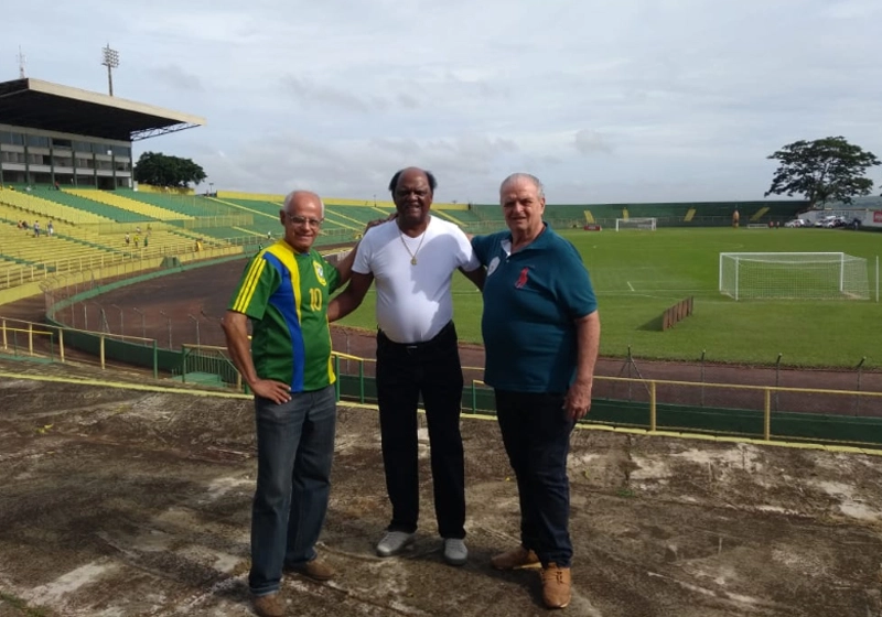 Adelino, conselheiro do Comercial, Tomires, ex-goleiro do Comercial e Nascimento, ex-meia do XV de Jaú, em foto de abril de 2019, no Estádio Zezinho Magalhães