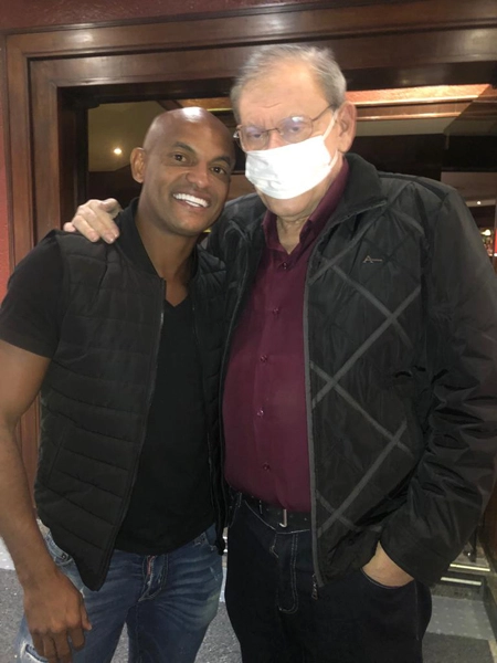 Em 22 de maio de 2022, Ewerthon e Milton Neves no Barbacoa, restaurante situado nos Jardins, em São Paulo. Foto: Portal TT