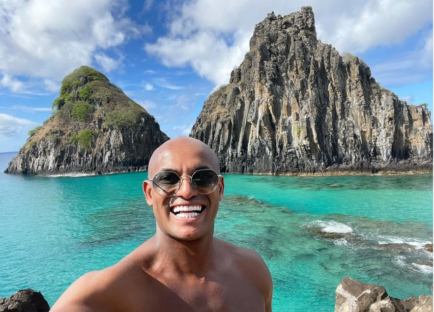 Em 16 de dezembro de 2021, com o Morro Dois Irmãos ao fundo, em Fernando de Noronha. Foto: arquivo pessoal de Ewerthon