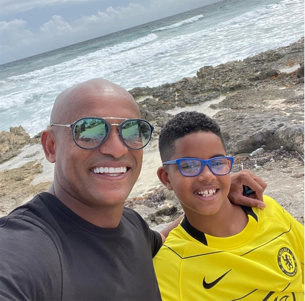 Curtindo uma praia com o filho em 4 de março de 2022. Foto: arquivo pessoal de Ewerthon